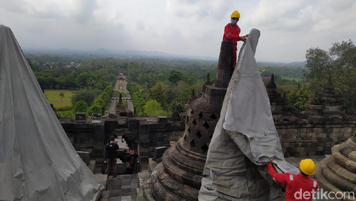 Pembukaan terpaulin Candi Borobudur sejak Rabu kemarin (9/6).
