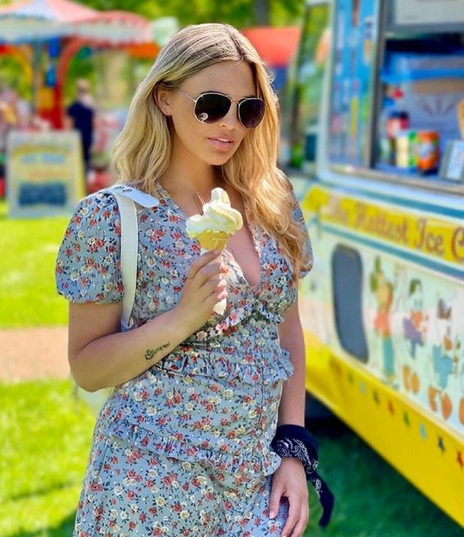 Usia kandungan Carla kini sekitar enam bulan. Dalam unggahannya, Carla mengaku bahwa selama masa kehamilannya dia ngidam makan es krim.  Foto: dok. Instagram/@officialcarlabellucci