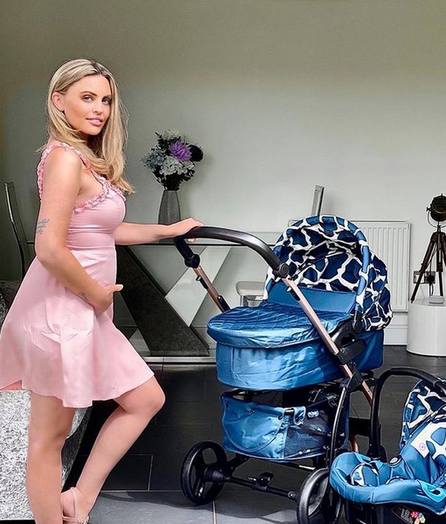 Inilah penampilan sang ibu hamil kontroversial itu. Mantan model asal Inggris itu pun mendapatkan banyak kecaman, namun dia mengaku tidak peduli dengan hujatan, dan memilih untuk menutup kolom komentar di Instagramnya.  Foto: dok. Instagram/@officialcarlabellucci