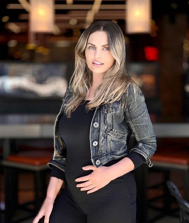 Atas niatnya itu, sampai ada petisi agar Carla mengurungkan niatnya untuk live streaming melahirkan. Petisi dengan judul  judul stop Carla Bellucci giving birth live streaming, stop selling of breast milk itu menyebut bahwa aksi Carla itu menjijikan.  Foto: dok. Instagram/@officialcarlabellucci