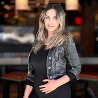 Atas niatnya itu, sampai ada petisi agar Carla mengurungkan niatnya untuk live streaming melahirkan. Petisi dengan judul  judul stop Carla Bellucci giving birth live streaming, stop selling of breast milk itu menyebut bahwa aksi Carla itu menjijikan.  Foto: dok. Instagram/@officialcarlabellucci