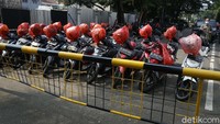 Tujuannya agar helm para pemotor terlihat aman dari penyebaran virus.