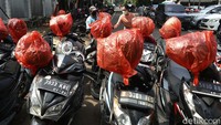 Selain untuk mencegah virus, hal itu juga dilakukan agar helm tidak basah saat hujan turun.