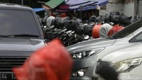 Semua helm dimasukkan ke dalam kantong plastik berwarna merah dan hitam.