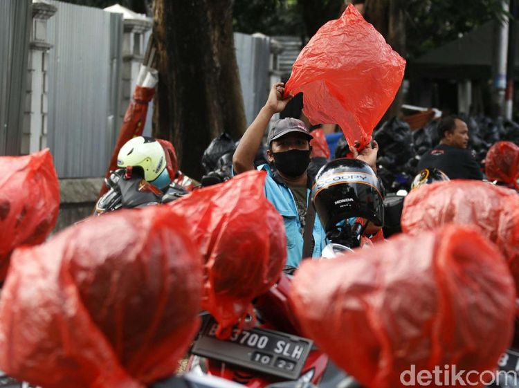 Cegah Virus, Helm-helm Ini Dibungkus Plastik