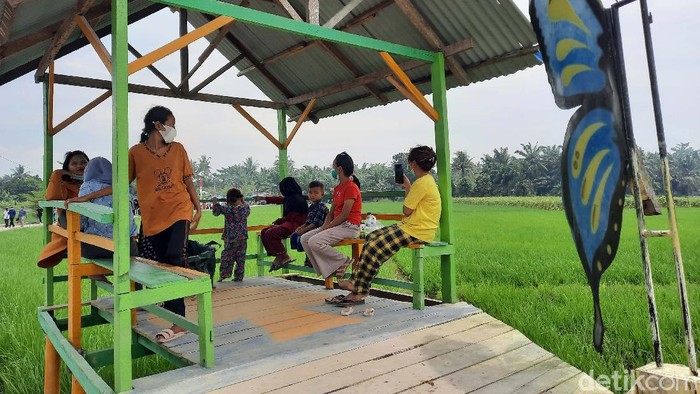 Denai Lama dapat disebut desa yang berhasil bermetamorfosis dari upik abu menjadi jelita. Tempat ini kini punya nilai ekonomi mencapai ratusan juta rupiah.