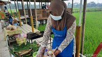 Pasar ini buka setiap Sabtu dan Minggu. Para pedagangnya adalah ibu-ibu di Denai Lama. Mereka menjual antara lain sate, nasi bakar, jajanan tradisional, sampai berbagai jenis kopi.