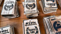 Metode pembayarannya pun unik yakni menggunakan uang kepeng. Uang ini terbuat dari kayu di mana setiap kepingnya bernilai Rp 2.000.