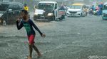 Diguyur Hujan Deras, Jalanan di Ciputat Tergenang
