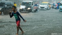 Hujan deras yang mengguyur kawasan Tangerang Selatan membuat jalanan dekat Flyover Ciputat arah Bogor tergenang.