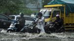 Diguyur Hujan Deras, Jalanan di Ciputat Tergenang