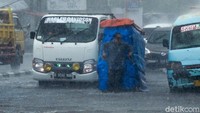Sementara itu, hingga pukul 15.30 WIB, kawasan Ciputat masih tampak diguyur hujan deras.