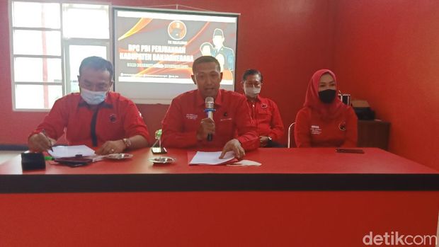 DPC PDIP Banjarnegara jumpa pers dukungan terhadap Puan Maharani maju capres di Pilpres 2024, Kamis (10/6/2021).