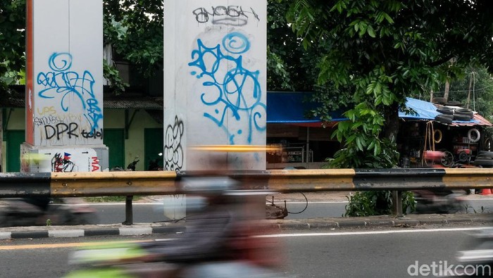 Duh, Gapura Batas Wilayah Tangsel-Jakarta Jadi Korban Vandalisme Kondisi gapura batas wilayah Tangerang Selatan-DKI Jakarta memprihatinkan. Gapura tersebut tampak menjadi korban aksi vandalisme oknum tak bertanggung jawab.