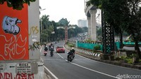 Sejumlah coretan terlihat di beberapa bagian gapura batas wilayah tersebut.