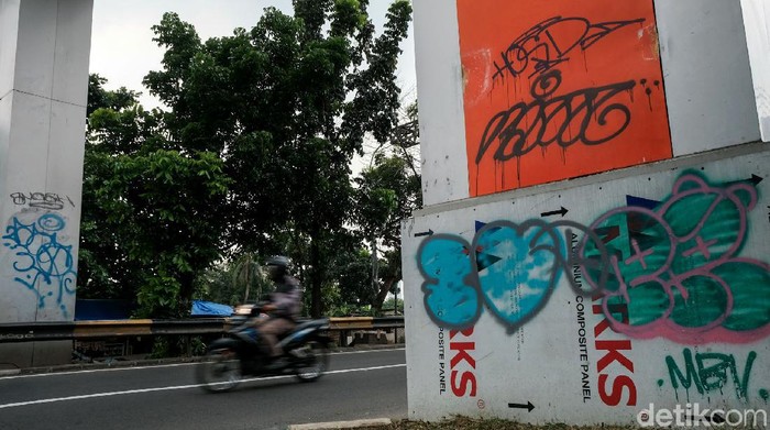 Kondisi gapura batas wilayah Tangerang Selatan-DKI Jakarta memprihatinkan. Gapura tersebut tampak menjadi korban aksi vandalisme oknum tak bertanggung jawab.