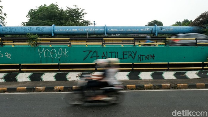 Duh, Gapura Batas Wilayah Tangsel-Jakarta Jadi Korban Vandalisme Kondisi gapura batas wilayah Tangerang Selatan-DKI Jakarta memprihatinkan. Gapura tersebut tampak menjadi korban aksi vandalisme oknum tak bertanggung jawab.