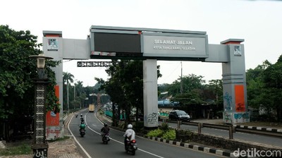 Duh, Gapura Batas Wilayah Tangsel-Jakarta Jadi Korban Vandalisme