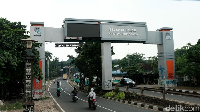 Duh, Gapura Batas Wilayah Tangsel-Jakarta Jadi Korban Vandalisme Kondisi gapura batas wilayah Tangerang Selatan-DKI Jakarta memprihatinkan. Gapura tersebut tampak menjadi korban aksi vandalisme oknum tak bertanggung jawab.