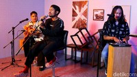 Kevin kemudian melanjutkan kerangka lagu itu untuk disempurnakan bersama dua personel Elephant Kind lainnya, Bams dan Bayu. Foto: Rafida Fauzia