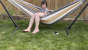 Jenjang sekali kaki bayi ini kelihatannya. Foto: Brightside