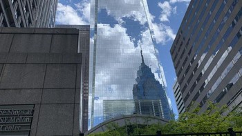 Gedung tinggi yang seolah berkamuflase dengan langit. Foto: Brightside