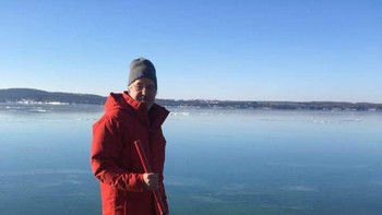 Tampak pria ini seperti melayang di atas air. Foto: Brightside