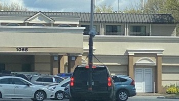 Tampak mobil memegang tiang lampu. Foto: Brightside