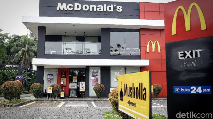 Gegara Kerumunan BTS Meal, Puluhan Gerai McD di Jakarta Kena Sanksi Puluhan gerai McD di Jakarta disanksi imbas kerumunan pesanan BTS Meal McD kemarin. Total ada 32 gerai McD di Ibu Kota yang kena sanksi.