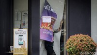 Tak sedikit gerai McD yang ramai hingga mengakibatkan kerumunan pesanan BTS Meal McD tersebut di Ibu Kota.  