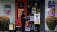 Wakil Gubernur DKI Jakarta Ahmad Riza Patria mengatakan pemberian sanksi dilakukan lantaran puluhan gerai McDonalds terbukti melanggar protokol kesehatan COVID-19. Sanksi berdasarkan aturan ada potensi kena denda Rp 50 juta.  