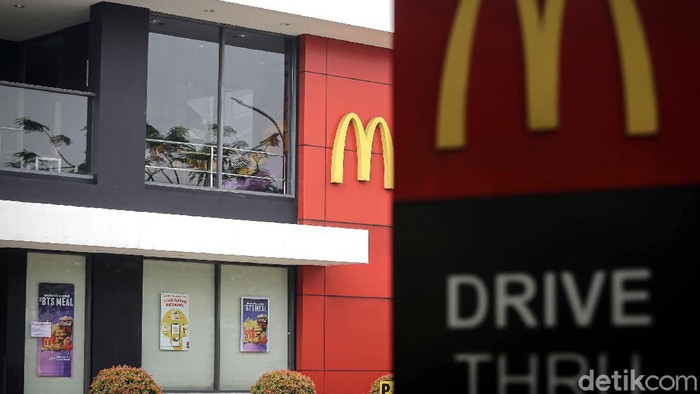 Gegara Kerumunan BTS Meal, Puluhan Gerai McD di Jakarta Kena Sanksi Puluhan gerai McD di Jakarta disanksi imbas kerumunan pesanan BTS Meal McD kemarin. Total ada 32 gerai McD di Ibu Kota yang kena sanksi.