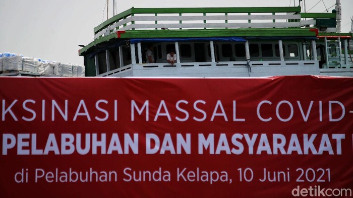 Program vaksinasi COVID-19 massal digelar di Pelabuhan Sunda Kelapa. Vaksinasi massal tersebut menyasar para pekerja pelabuhan dan warga sekitar.