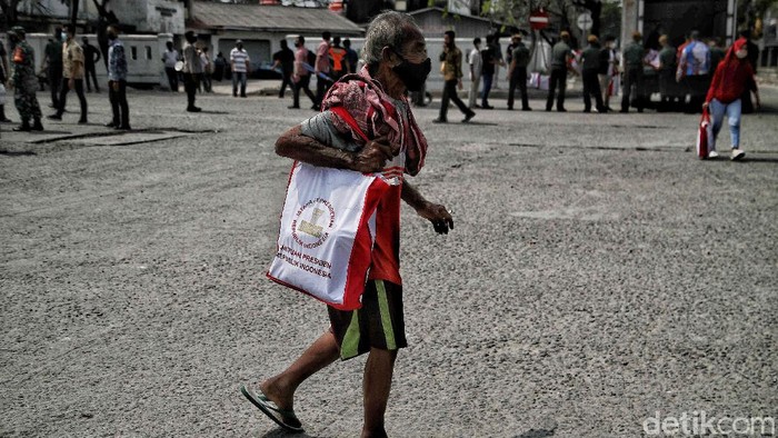 Program vaksinasi COVID-19 massal digelar di Pelabuhan Sunda Kelapa. Vaksinasi massal tersebut menyasar para pekerja pelabuhan dan warga sekitar.