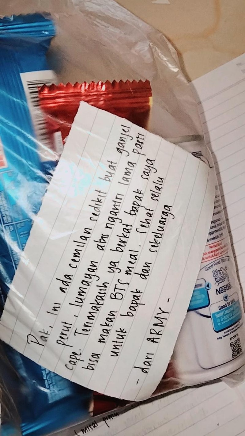 Hadiah untuk ojol dari ARMY ARMY Beri Makanan untuk Driver Ojol Sebagai Tanda Terima Kasih Antrekan BTS Meal