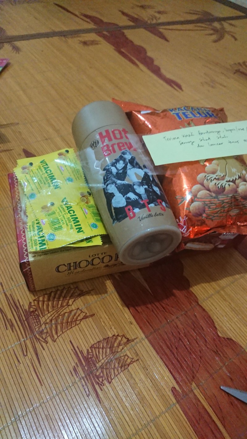 Hadiah untuk ojol dari ARMY ARMY Beri Makanan untuk Driver Ojol Sebagai Tanda Terima Kasih Antrekan BTS Meal