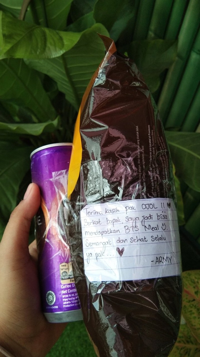 Hadiah untuk ojol dari ARMY ARMY Beri Makanan untuk Driver Ojol Sebagai Tanda Terima Kasih Antrekan BTS Meal
