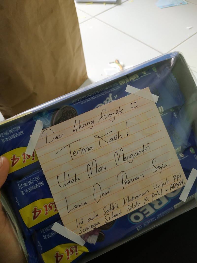 Hadiah untuk ojol dari ARMY ARMY Beri Makanan untuk Driver Ojol Sebagai Tanda Terima Kasih Antrekan BTS Meal