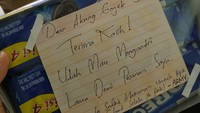 Berbeda dengan ARMY yang satu ini, lewat akun Twitternya @hugsuga_ ia memperlihatkan dirinya memberikan sekotak biskuit coklat lengkap dengan surat Terima kasih udah mau mengantri lama demi pesanan saya,. Foto: Twitter @hugsuga_