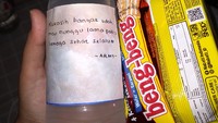 Dengan isi surat yang sama, ARMY @meowxgii memberikan hadiah makanan berupa camilan coklat dan sebotol minuman segar. Foto: Twitter @meowxgii