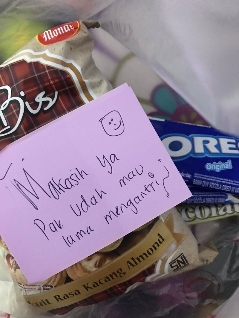 Hadiah untuk ojol dari ARMY ARMY Beri Makanan untuk Driver Ojol Sebagai Tanda Terima Kasih Antrekan BTS Meal