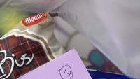 Begitu pun juga dengan ARMY lewat Twitter @yeoluhoneey, ia memberikan biskuit kacang mede dan biskuit cokelat dengan ucapan terima kasih di secarik kertas. Foto: Twitter @yeoluhoneey