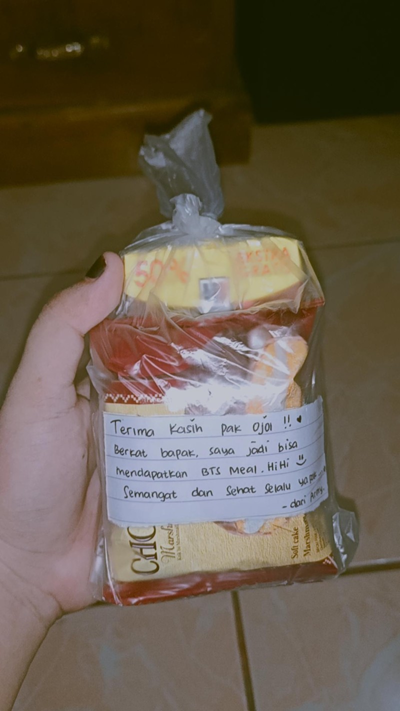 Hadiah untuk ojol dari ARMY ARMY Beri Makanan untuk Driver Ojol Sebagai Tanda Terima Kasih Antrekan BTS Meal