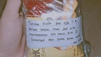 ARMY dengan akun Twitter @95jimouts memberikan choco pie dan minuman teh kemasan. Terima kasih pak ojol. Berkay bapak, saya jadi bisa mendapatkan BTS Meal, sehat dan semangat selalu pak, tulisnya. Foto: Twitter @95jimouts