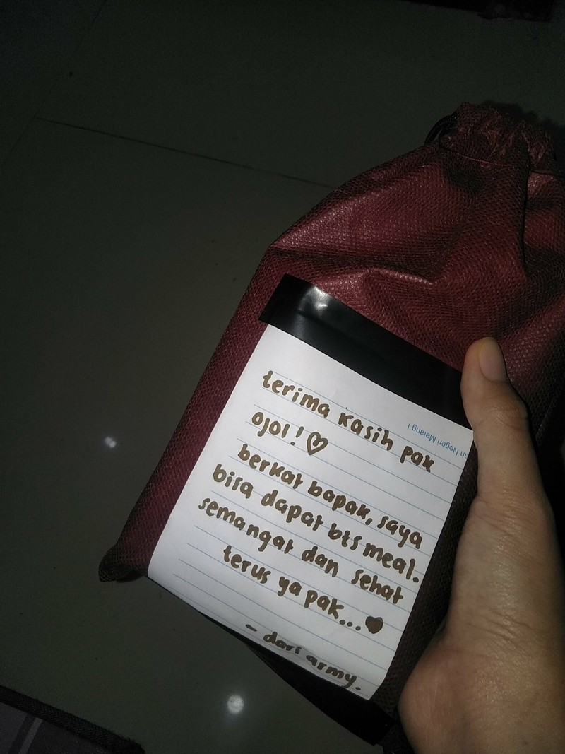 Hadiah untuk ojol dari ARMY ARMY Beri Makanan untuk Driver Ojol Sebagai Tanda Terima Kasih Antrekan BTS Meal