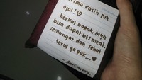Ada juga yang menghadiahi makanan yang dibungkus rapi dalam tote bag mini berwarna merah marun. Di bagian luar tas tersebut ditempel surat terima kasih untuk driver ojol. Foto: Twitter @nxubyyyy