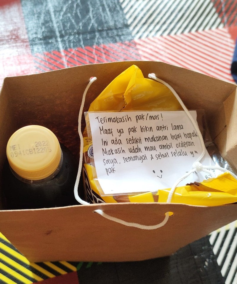 Hadiah untuk ojol dari ARMY ARMY Beri Makanan untuk Driver Ojol Sebagai Tanda Terima Kasih Antrekan BTS Meal