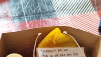 ARMY dengan akun Twitter @sgrjmns juga memberikan aneka camilan dan sebotol minuman yang dikemas dalam paper bag. Terima kasih sudah menerima orderan saya, tulisnya. Foto: Twitter @sgrjmns 