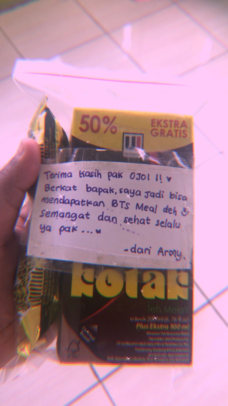 ARMY Beri Makanan untuk Driver Ojol Sebagai Tanda Terima Kasih Antrekan BTS Meal