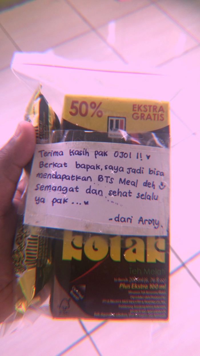 Hadiah untuk ojol dari ARMY ARMY Beri Makanan untuk Driver Ojol Sebagai Tanda Terima Kasih Antrekan BTS Meal